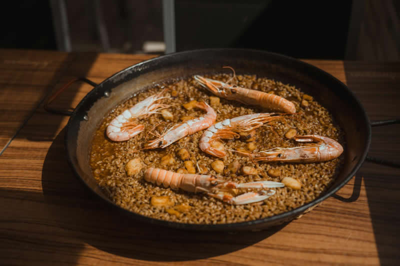 Paella al fuego durante la elaboración
