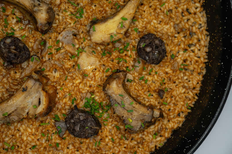 Cocina elaborando arroces por encargo